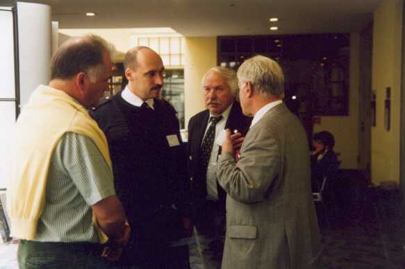 Wichtig bei Seminaren sind immer wieder die Pausengesprche: Von links nach rechts Eduard Hamersky (Wien), Lang (Wasserschutzpolizei Bonn), Klaus Ridder und Dr. Dieter Hempel (PTB)