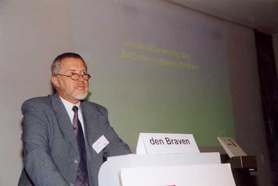 Klaas den Braven, der Vater des ADNR 95 und auch des ADNR 2003 referierte ber das umstrukturierte ADNR und ADN. Das ADNR soll am 1. Januar 2003 mit sechsmonatigen bergangsregelungen in Kraft treten.